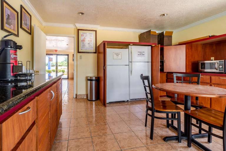 Motel 6 Alvin, TX — photo 4