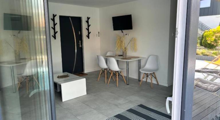 House with pool — photo 4