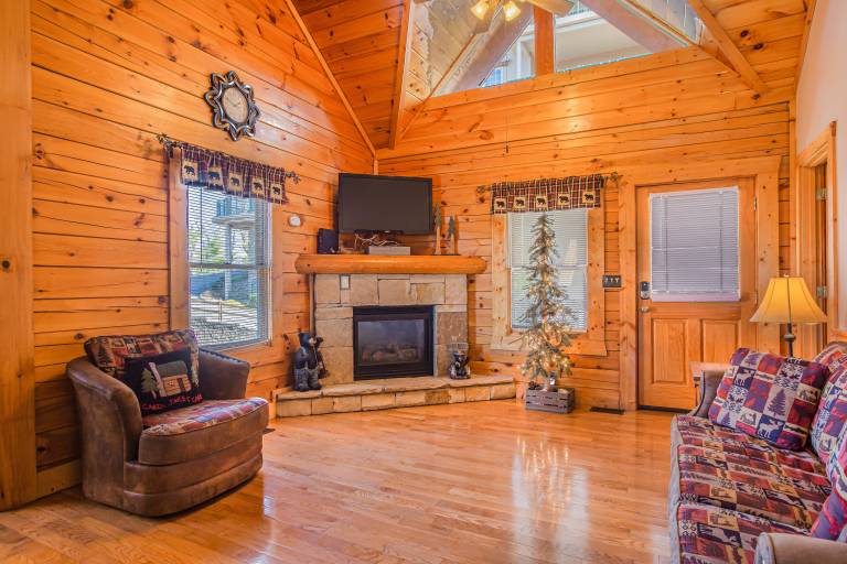 In the Heart of Pigeon Forge! Fast WiFi Private Hot Tub Pool Access! — photo 5