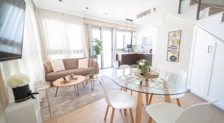 Serviced apartment with patio | Close to Carmel Market — photo 2