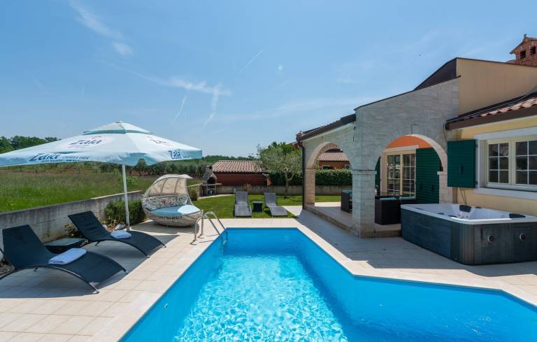 Fully equipped house with patio, garden & private pool | Pets are welcome — photo 2