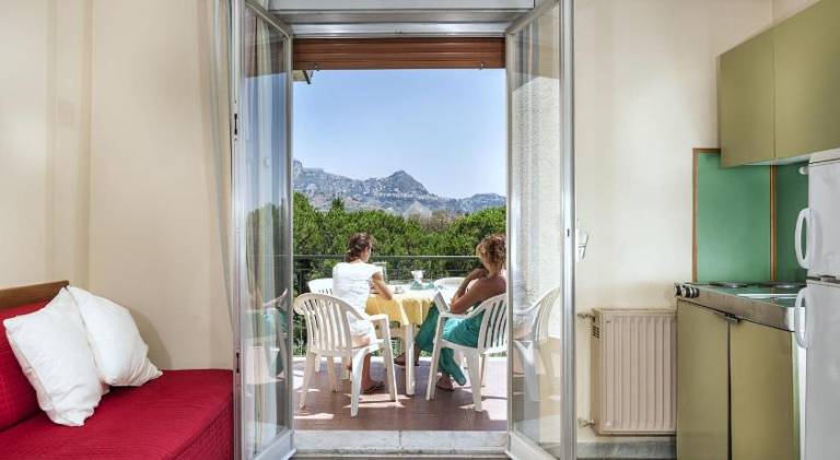 Charming rental apartment with yard, terrace & pool | Next to the beach | Pets are welcome — photo 3