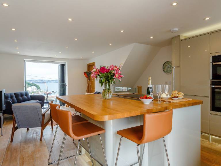 Family-oriented cottage with garden, hot tub & terrace | Water view | Dogs allowed — photo 5