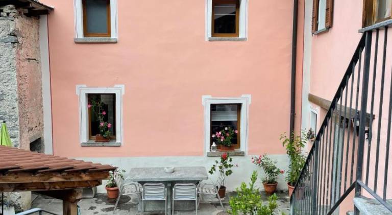 House with 2 rooms for 6 persons in Losone