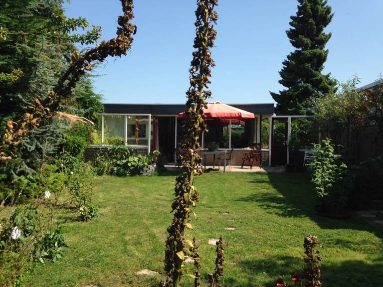 Cozy bungalow walking distance from the sea