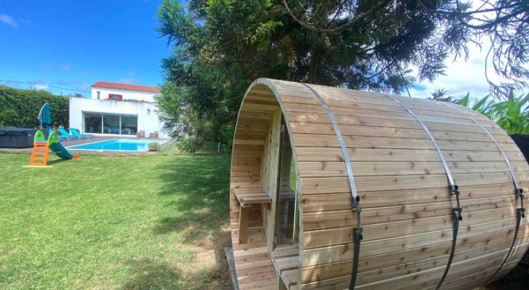 Vacation home with barbeque, hot tub & yard | Next to Gruta do Carvão — photo 5