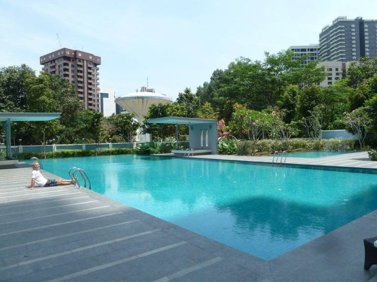 Rental apartment with jacuzzi & pool | Close to Petaling Street | Perfect for remote work | Pets allowed — photo 2