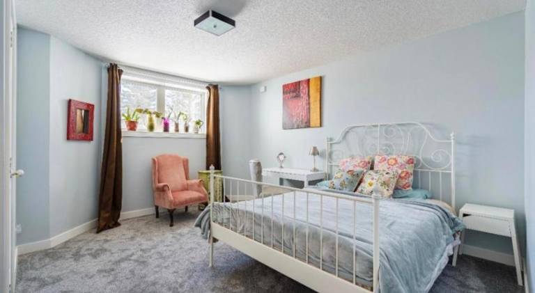 Banff Garden Suite&2mins Bus station Close LRT& Free Parking