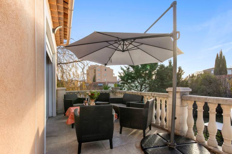 Vacation home with pool, terrace & yard | Garden view — photo 2