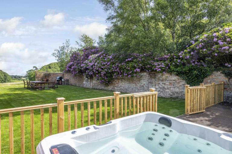 Fully equipped beautiful cottage with hot tub & yard | Pets are welcome — photo 2