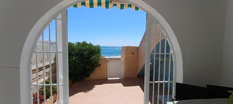Beachfront flat with spectacular sea views — photo 2