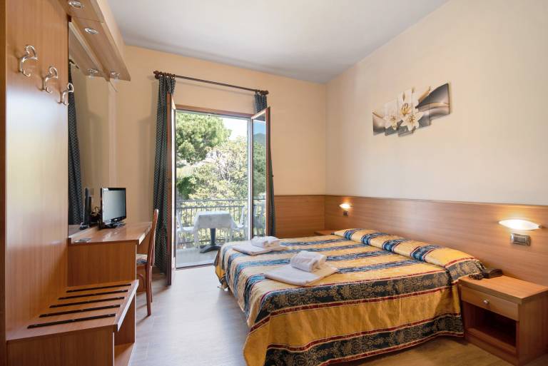 Pleasant apartment with yard, terrace & pool | Garden view | Beach nearby | Pets are welcome — photo 4