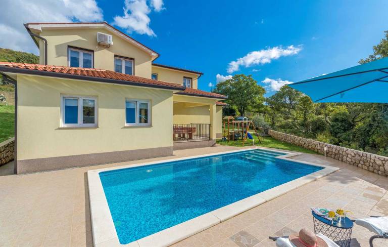 Rental with BBQ, garden & patio | Pool view — photo 2