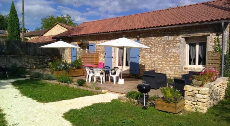 Vacation home with pool, BBQ & patio in Périgueux
