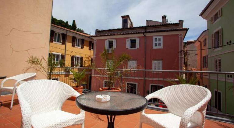 Holiday apartment with patio — photo 4