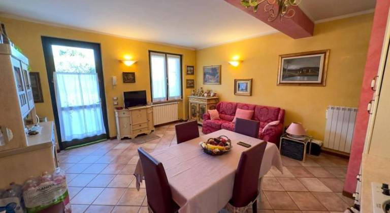 Rental apartment with 1 room for 4 persons in Paratico