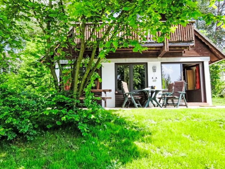 Vacation home with patio & yard — photo 5