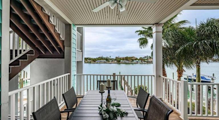 Vacation home with pool — photo 4