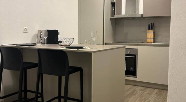 Spacious & Stylish Apartment - Partial Lake View — photo 3