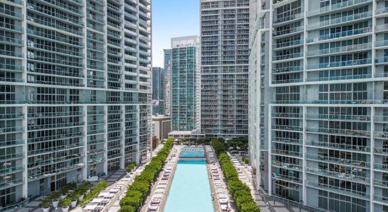 Big rental apartment with hot tub & pool | Close to Bayfront Park | Pet-friendly — photo 5