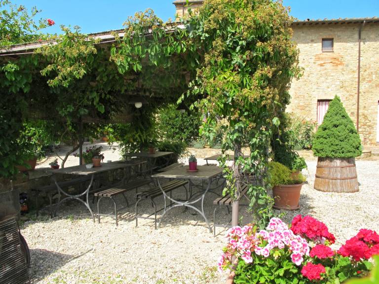 Vacation home with terrace, yard & barbeque | Nature view — photo 3