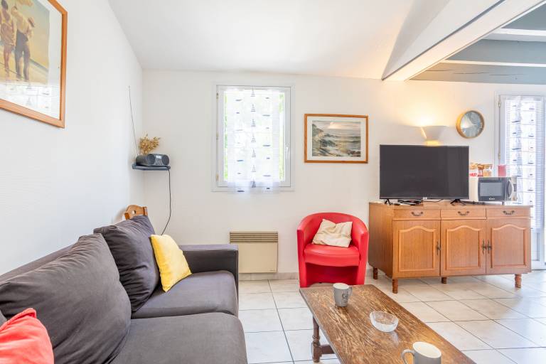 Holiday Home in Saint-Denis d'Oléron – Peaceful Haven with Enclosed Garden, Steps from the Sea — photo 4