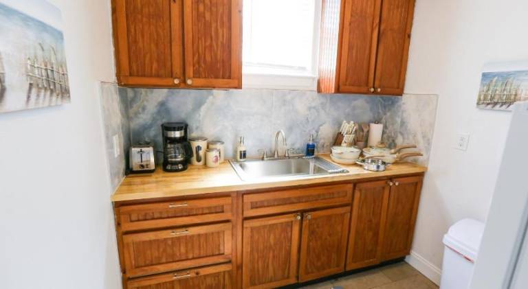 Centrally Located Efficiency One Mile to the Beach! — photo 4