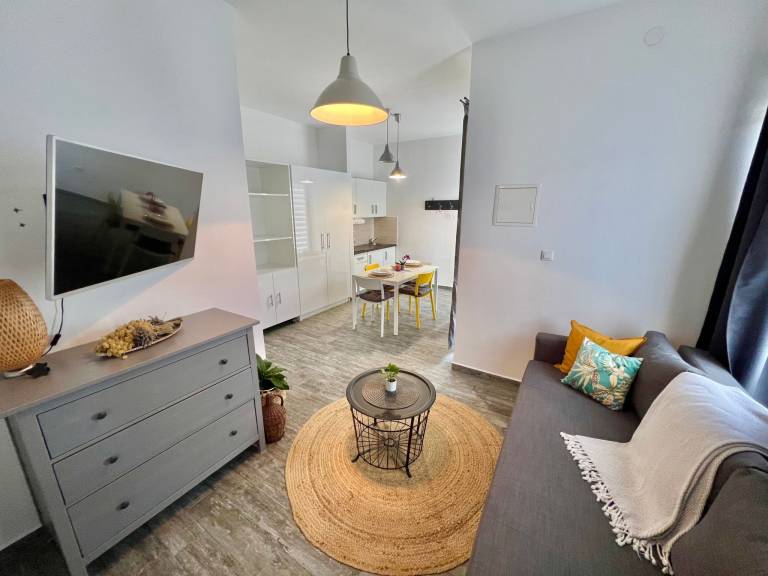 Apartment with yard & patio — photo 4