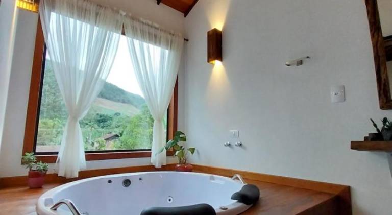 Lodge with garden & hot tub in Nova Friburgo
