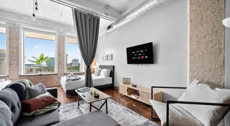Apartment with pool | Next to Pioneer Park in Dallas, TX