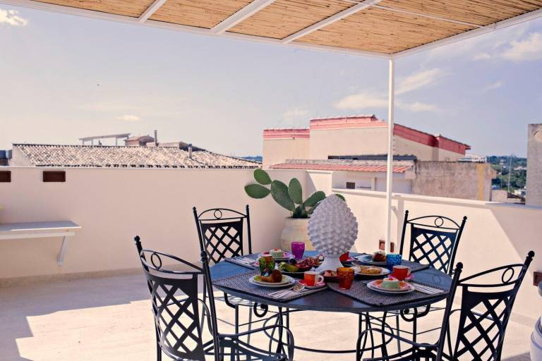 Vacation home with terrace & jacuzzi in Syracuse