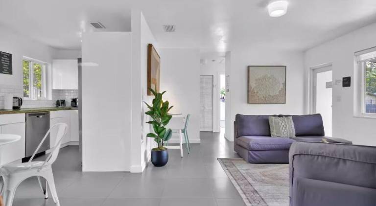House with pool & jacuzzi | Close to Design District | Pets are welcome — photo 4