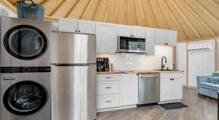 Peaceful Luxury Yurt-Cabin with Private Hot Tub Near Canyon Lake, Texas — photo 4