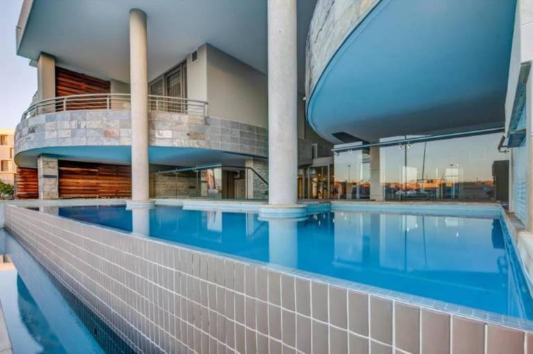 Family-friendly apartment with garden, patio & pool | Near Two Oceans Aquarium | Perfect for remote work | Pets allowed — photo 2