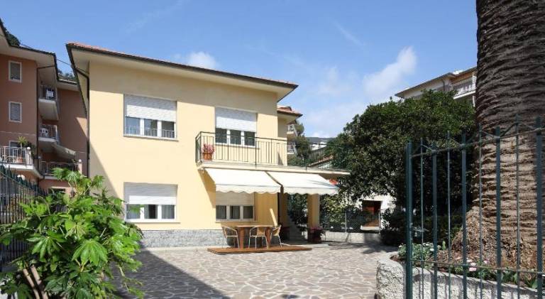Holiday apartment with patio & garden in Moneglia