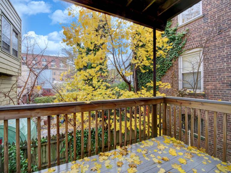 Stylish 2 BR Quiet Street Minutes to NYC