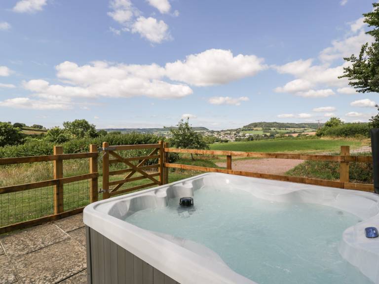 Cottage with yard & jacuzzi — photo 2