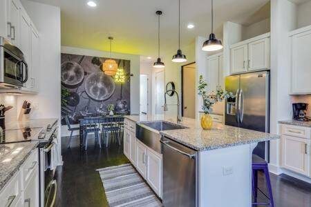 5 Mins to Belmont and Vandy, Rooftop Deck, Garage, 4 Bedroom Home with Rooftop and Grill, 10 Mins to — photo 5