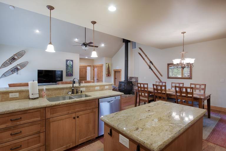 TJ's Mountain Haus: Hot Tub, Air Conditioning, Pet Friendly — photo 3