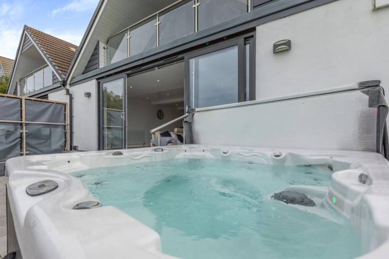 Cottage with yard, jacuzzi & terrace — photo 2