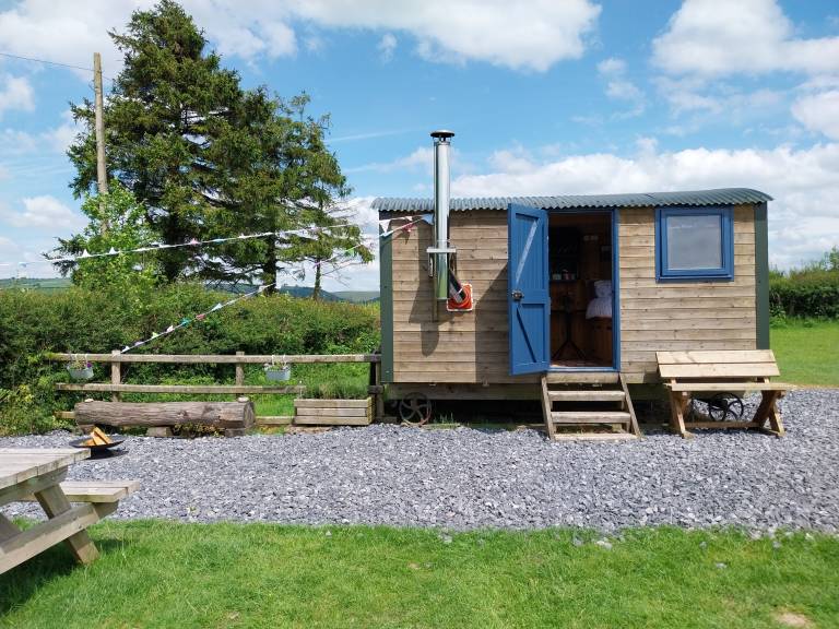 Cabin with barbecue & garden in Carmarthen