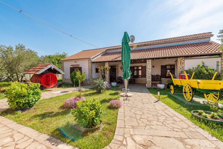 Villa with terrace, private pool & garden — photo 2
