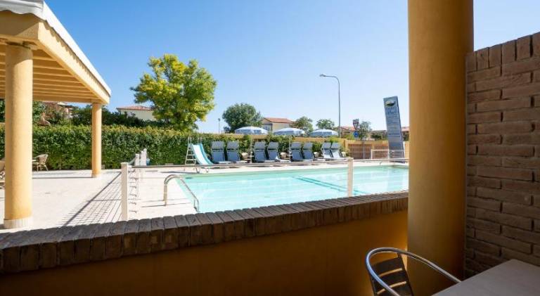 Serviced apartment with pool, barbeque & yard — photo 5