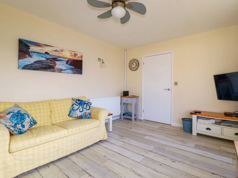 Cottage with yard | Beach view — photo 4
