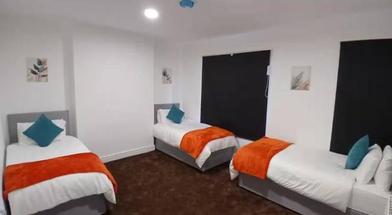 House with 1 room for 12 persons in Peterborough