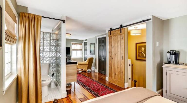 Fully equipped vacation home with BBQ & patio | Next to Love Park | Perfect for remote work | Pets allowed — photo 2