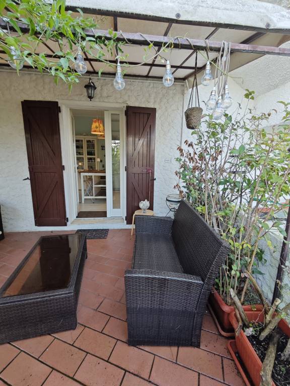 Holiday apartment with yard — photo 2