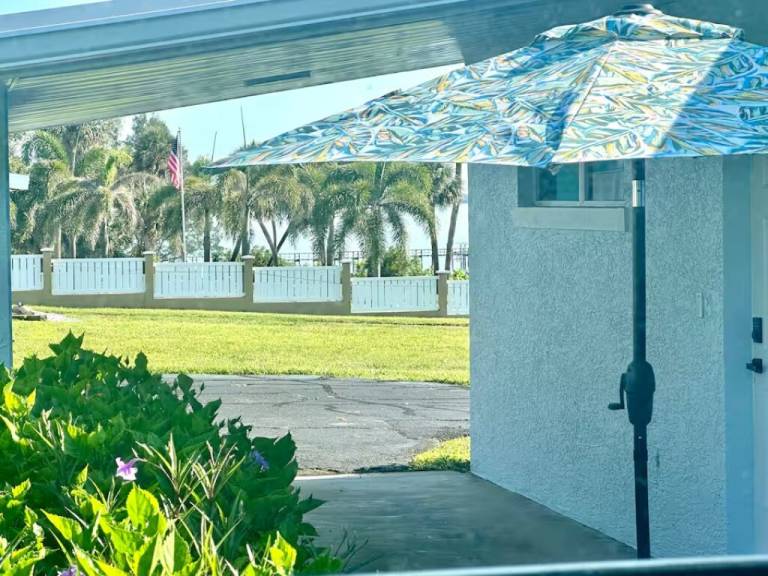 Holiday apartment with patio & garden | Water view — photo 2