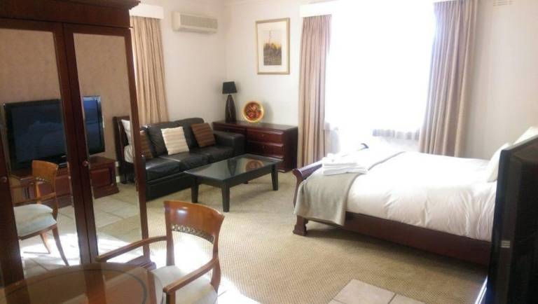 Motel Queanbeyan City Council