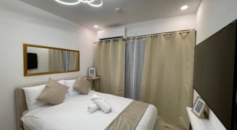 Serviced apartment with yard & patio — photo 4